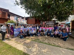 LINE_ALBUM_ดูงาน จ_แพร่_260316_29.jpg - โครงการส่งเสริมกิจกรรมผู้สูงอายุ ประจำปี 2569 กิจกรรมการศึกษาดูงานเพื่อพัฒนาคุณภาพชีวิตให้กับผู้สูงอายุ เทศบาลตำบลสันป่าตอง ณ วิสาหกิจชุมชนหม้อห้อมทุ่งเจริญย้อมสีธรรมชาติ อำเภอเมืองแพร่ จังหวัดแพร่ | https://www.sanpatong.go.th